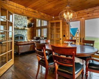 Tranquil 4-bedroom Glacier View Getaway Montana - Cut Bank - Dining room