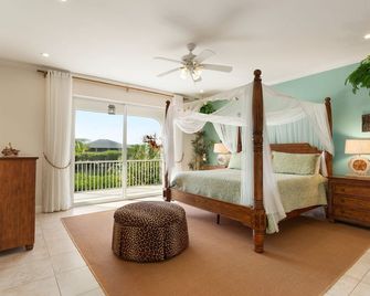 5BR luxury home w/ pool, theater, rooftop deck & 100-ft dock near beach! - Marathon - Habitación