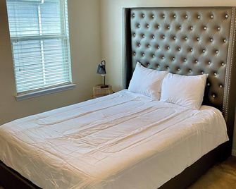 JQ Cozy Stay with available Parking near NRG Stadium - Missouri City - Bedroom