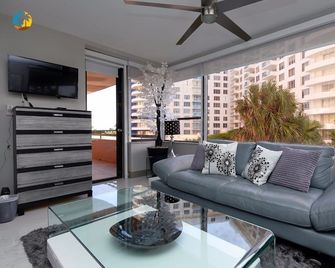 Family Friendly Modern Beachfront Apartment - 519 - Miami Beach - Obývací pokoj