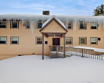 500 acre historic property w/private fishing lake, skiing + all-season fun - Londonderry - Building