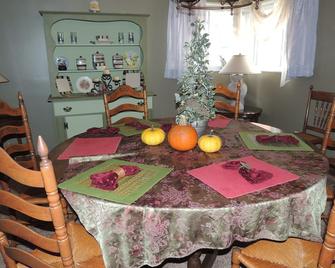 5 miles to Cuyhoga National Park & Blossom Music Center - Akron - Dining room