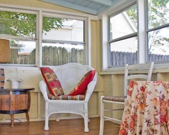 Cozy lakefront rental for two - Gilford - Obývací pokoj