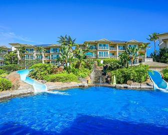 Oceanfront luxury steps from the beach with pool, hot tub, balcony & central AC - Wailua (Kauai) - Pool