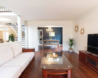 Luxury Cozy Family Retreat W/ King Bed | Bbq Grill | Game Room | Garden View - Barrie - Living room