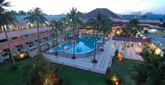 卡普阿斯皇宮飯店 - 坤甸 - 游泳池