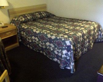 California Inn - Stockton - Bedroom