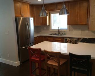 Amazing Coastal Beach House! Located 9 Miles North of Santa Cruz, Walk to Beach! - Davenport - Kitchen