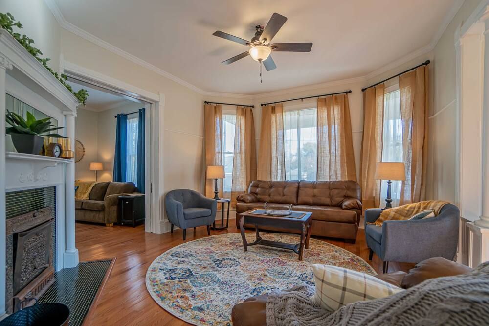 Newly Remodeled Historic House Just Steps From The Washington Square! Sleeps 10! - Washington - Wohnzimmer