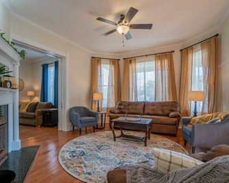 Newly Remodeled Historic House Just Steps From The Washington Square! Sleeps 10! - Washington - Wohnzimmer