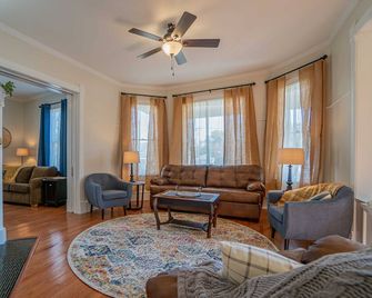 Newly Remodeled Historic House Just Steps From The Washington Square! Sleeps 10! - Washington - Wohnzimmer