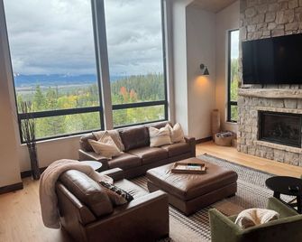 Majestic Top of The Hill Ski & Golf Retreat - Stunning Home With Mountain Views - Tabernash - Sala de estar