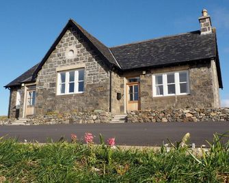 Achmore Schoolhouse, Family Friendly, With A Garden In Stornoway - Stornoway - Building