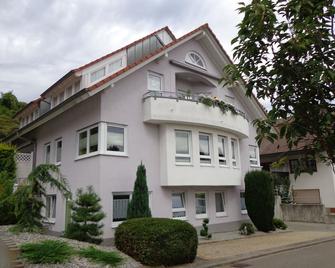 Ferienwohnung 3, 36qm mit 1 Schlafzimmer, 1 Wohn-/Schlafzimmer für max. 4 Personen - Emmendingen - Gebäude