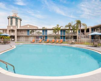 Howard Johnson by Wyndham Orlando/International Drive - Orlando - Pool