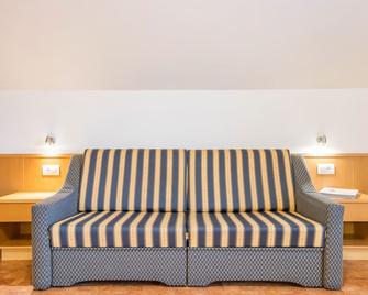 Apartment 'Schlossblick' with Mountain View, Shared Garden and Wi-Fi - Rodeneck - Obývací pokoj