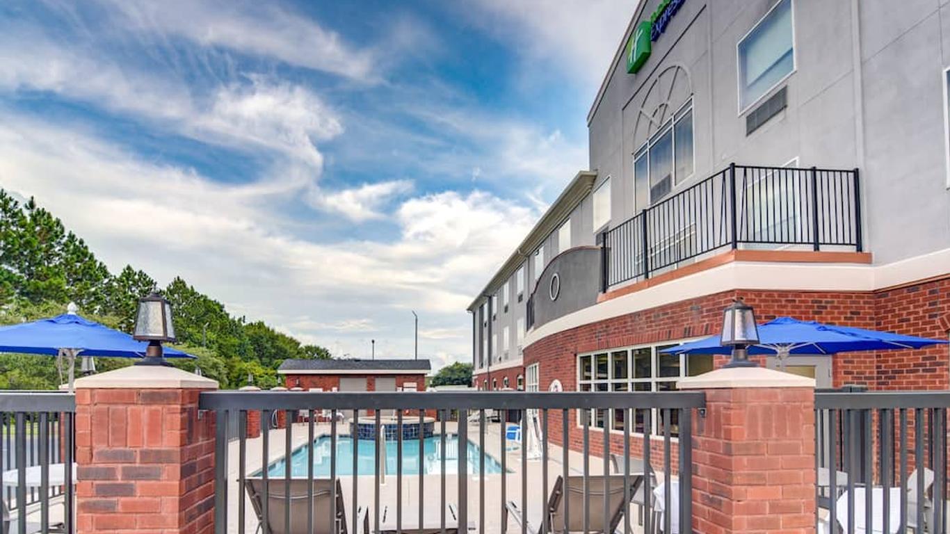 Holiday Inn Express & Suites Foley - N Gulf Shores