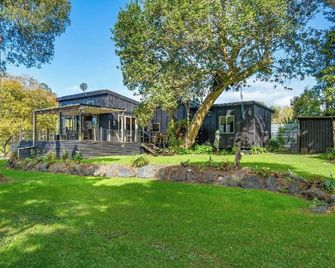 Tranquil space with sounds of stream and native bird life. - Mangawhai