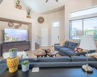 Beautiful Cave Creek 3 Bdrm home in Quiet Area! - Cave Creek - Living room