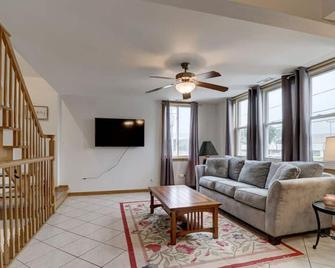 Getaway Near Ord With Great Local Amenities - Des Plaines - Living room