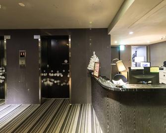 Vendome East Inn - Taipei City - Front desk