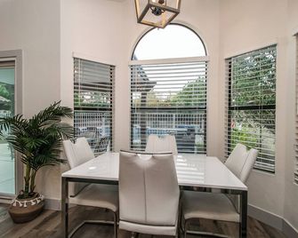 Newly Renovated 4 Bedroom Retreat wPool - Phoenix - Comedor