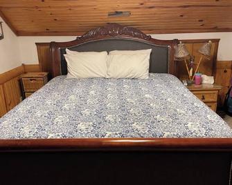 Rustic Two-Bedroom Cabin - Stay While We're Away - Stillwater - Bedroom