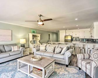 Sunny Edisto Island Duplex - Half Mile to Beach! - Edisto Island - Living room