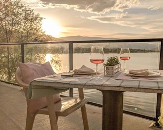 Desert Surfside Waterfront Accommodations - Osoyoos - Balkon