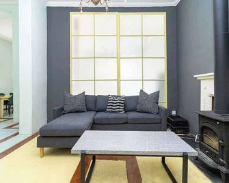 Funky Pet Friendly, 2-Bedroom Escape, Bo-Kaap - קייפ טאון - סלון