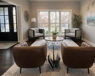 Luxury Executive Retreat | Gym & Dual Office - Crystal Lake - Dining room