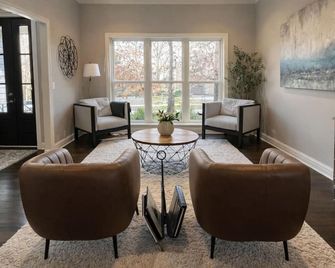 Luxury Executive Retreat | Gym & Dual Office - Crystal Lake - Essbereich