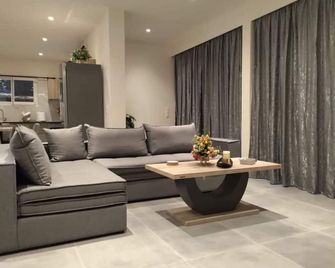 Aqua Luxury Suites by Estia - Roda - Вітальня