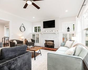 The Birmingham Bungalow | Walk to Amphitheater! - Birmingham - Living room