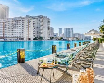 Infinite View Balcony Pool Near Beach - Hallandale Beach