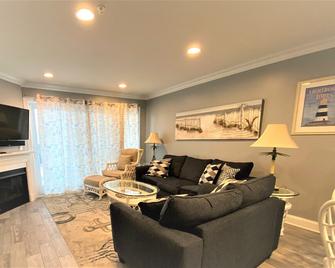 Bay Views, Pet Friendly, 2BR Condo w/ amenities Sleeps 6 - Dewey Beach - Living room