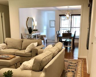 3 BR Charming Cottage in Fairhope, steps from downtown and the Mobile Bay - Fairhope - Living room