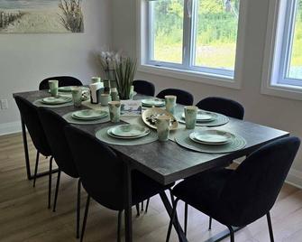 Relax house a few minutes from Port Stanley beach, with hot tub and game room - Port Stanley - Sala pranzo