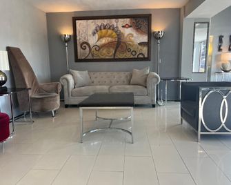 Baymont Inn by Wyndham Odessa University Area - Odessa - Lobby