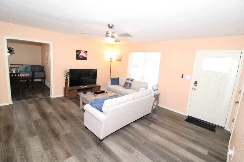 Claremore Whole House - Just Fully Remodeled - Dogs Allowed - No Checkout Chores - Claremore - Wohnzimmer