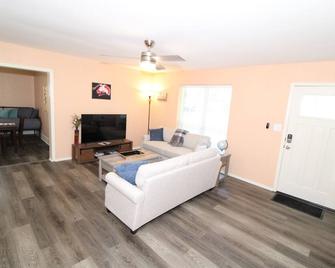 Claremore Whole House - Just Fully Remodeled - Dogs Allowed - No Checkout Chores - Claremore - Living room