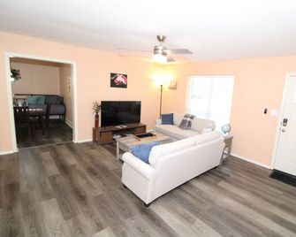 Claremore Whole House - Just Fully Remodeled - Dogs Allowed - No Checkout Chores - Claremore - Wohnzimmer