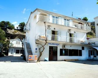 Apartments and Rooms Robi - Podstrana - Budynek