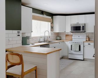 Cozy Bluebird Cottage with Hot Tub near Lake Michigan in wonderful Stevensville! - Stevensville - Cocina