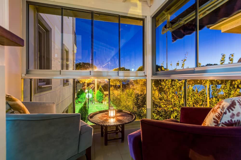 Nefes Hotel - אייבאליק - מרפסת