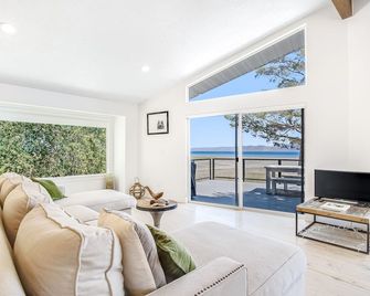 Newly Renovated Lakefront Home w/Private Beach, Deck, Elevator, Views - Dog OK - Garden City - Sala de estar