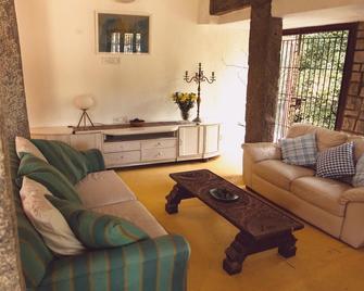 A home in the woods - Bengaluru - Living room
