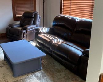 Quaint, Private Setting, 3-4 Miles From Somc & Kdmc Hosp. - Portsmouth - Living room