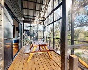 Quiet treehouse cabana with veranda, hammock, WiFi & partial AC - walk to beach - Placencia - Balcony