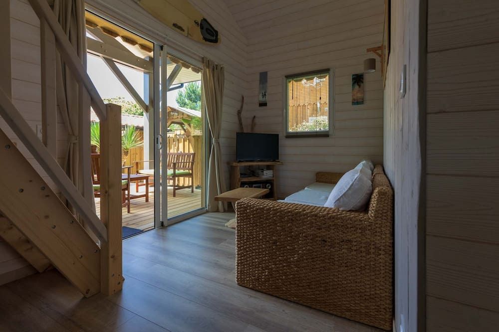 Wooden chalet 'Aloha': a real holiday home 5 mins walk from the lake - Hourtin - Wohnzimmer